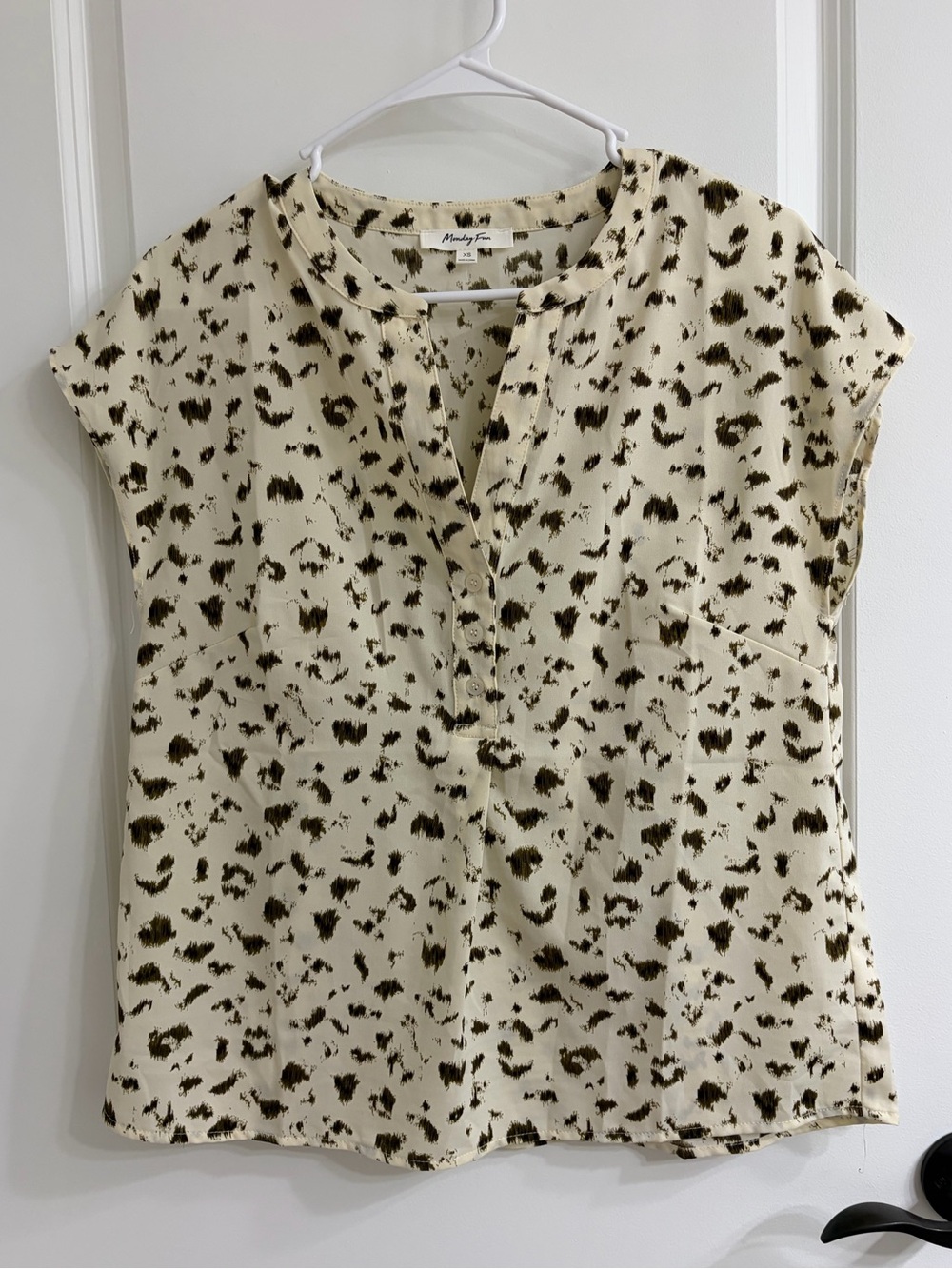 Monday Fun Cream Leopard Print Cap-Sleeve Blouse XS